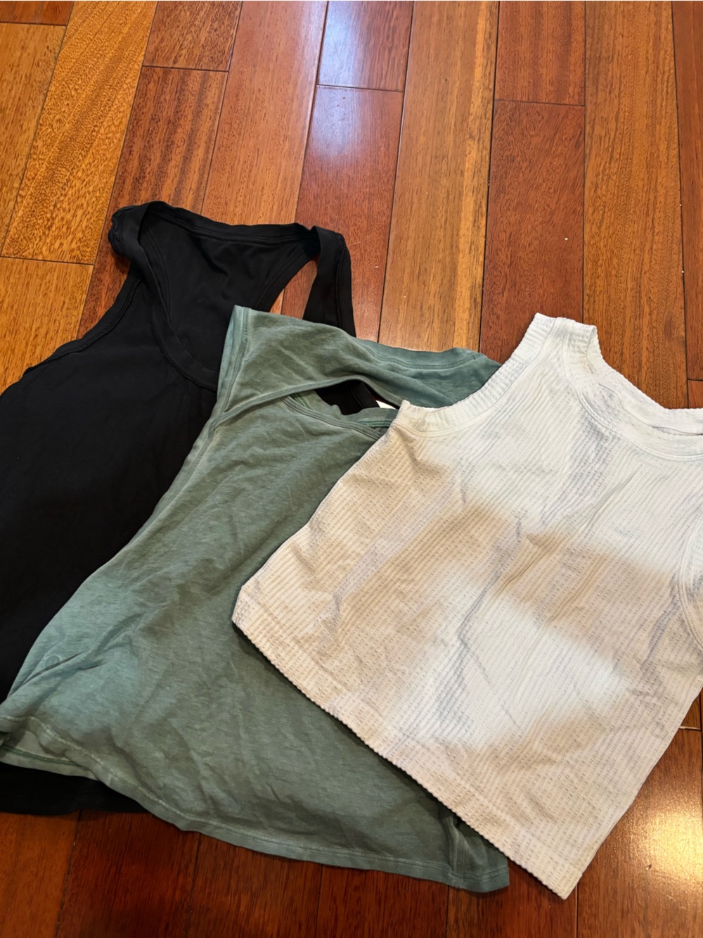 Lululemon/Aura tanks bundle of 3
